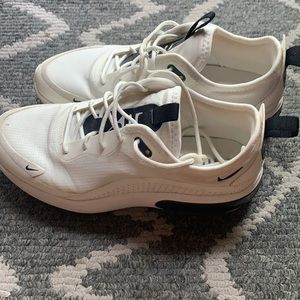 NIKE women’s Air Max Dia size 8 tennis shoes